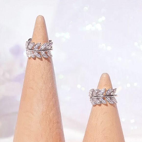 🔵𝟲𝟱%𝗢𝗙𝗙 𝗯𝘂𝗻𝗱𝗹𝗲𝘀 𝟯+🔵 NEW CZ Floral Huggie Hoop Earrings - Picture 11 of 14